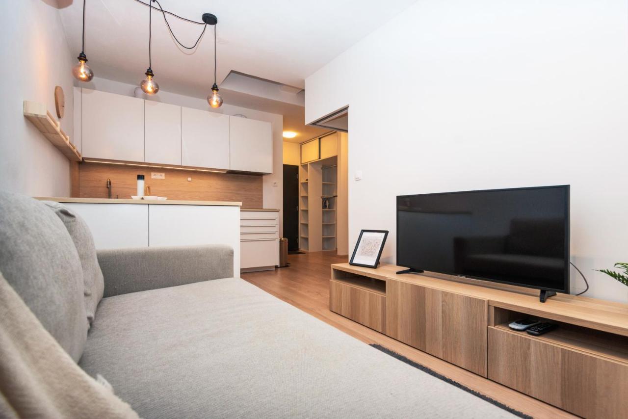 City Center Apartment - Modern & Elegant Bratislava Buitenkant foto