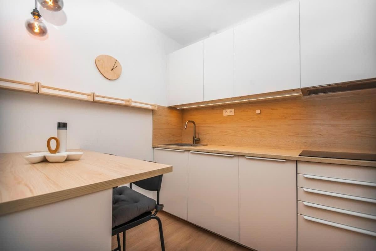 City Center Apartment - Modern & Elegant Bratislava Buitenkant foto